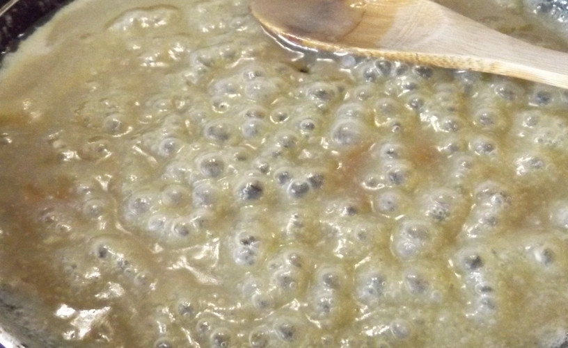 1. Этап. Творожный пирог с хрустящей корочкой: Растопите в сковороде масло, добавьте 50 грамм сахара. Обжаривайте до золотистости 2 минуты. Затем добавьте сливки и перемешайте.