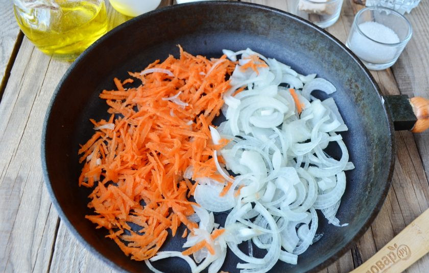 1. Этап. Пирожки с капустой (мастер-класс): Очистите лук и морковь, измельчите овощи и обжарьте их на растительном масле до полуготовности.