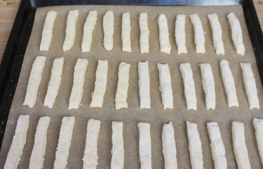 1. Этап. Кунжутное печенье с творогом: Творожное тесто с кунжутом раскатываем и нарезаем произвольно. Тесто достаточно мягкое, поэтому режем на полоски, квадраты и т. п. Кладем заготовки на противень и отправляем в разогретую духовку. Запекаем при температуре 180 градусов около 15 минут.