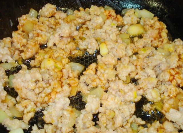 1. Этап. Лазанья сырная: Обжарьте куриный фарш с луком на сковороде до готовности.