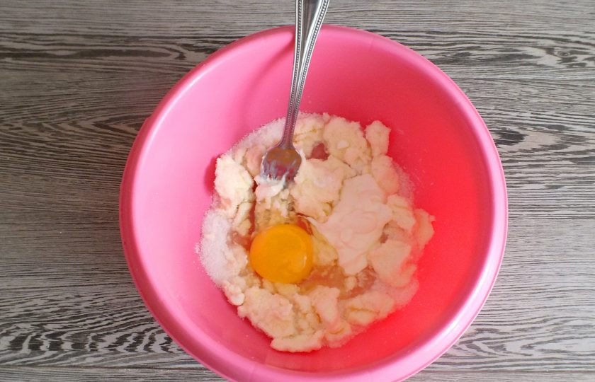 1. Этап. Сливовые маффины: Добавьте яйцо, сметану. Перемешайте венчиком или вилкой. Сильно взбивать не нужно.