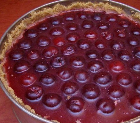 1. Этап. Творожно-ягодный торт: 10. И снова заливаем застывшим желатином. Вновь отправляем наш пирог в холодильник.