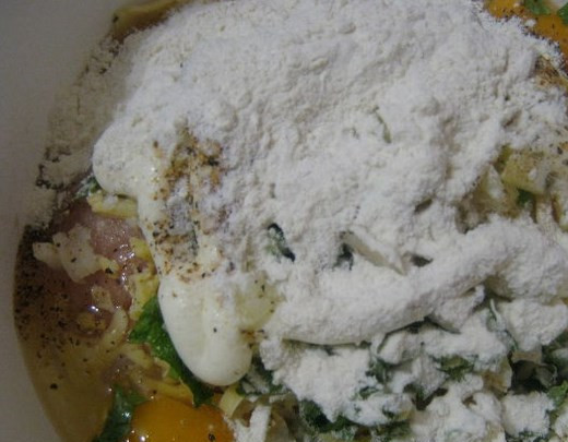 1. Этап. Нежные котлеты из фарша: Все это добавляем в фарш, а также майонез, муку, яйца.