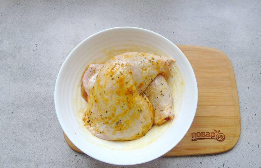 1. Этап. Окорочка с рисом в духовке: Окорочка помойте и выложите в миску. Смешайте в отдельной посуде соль, перец черный молотый, куркуму и базилик. Хорошо смажьте окорочка со всех сторон этой смесью и дайте постоять минимум час.