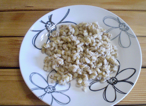 1. Этап. Салат к макаронам: 5. На порционные тарелочки выкладываем перловку.