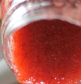 1. Этап. Мороженое с клубникой: 3. Для фруктовой добавки необходимо вымыть, очистить от хвостиков и отправить в чашу блендера клубнику. Добавить сахарную пудру по вкусу (можно и не добавлять, если ягода сладкая) и немного лимонного сока. Взбить все до однородности и вылить в мороженицу. Перемешать с молочной смесью.