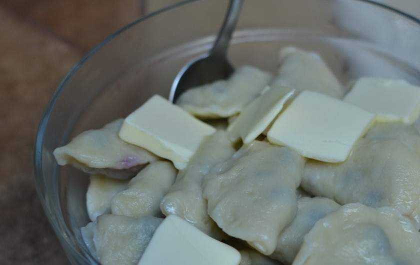 1. Этап. Вареники с ягодами: В вареники добавляем сливочного масла. С нима всегда намного вкусней! :)