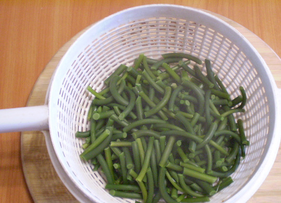 1. Этап. Чесночные стрелки на зиму: 5. Откиньте на сито.