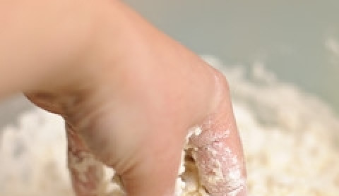 1. Этап. Мясной пирог с картофелем: В готовую массу постепенно всыпайте муку, замешивая тесто.