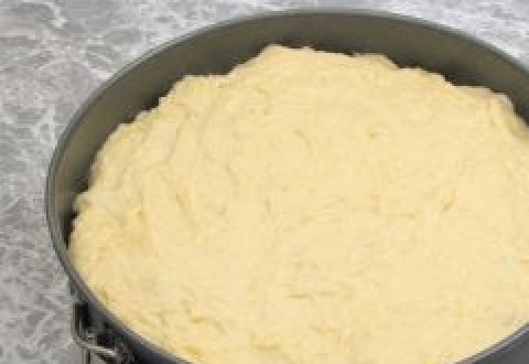 1. Этап. Мясной пирог на скорую руку: Укрываем начинку оставшимся тестом. Ставим в духовку выпекаться при температуре 180 градусов примерно на 1 час. Если верх пирога пригорает - накройте его фольгой.