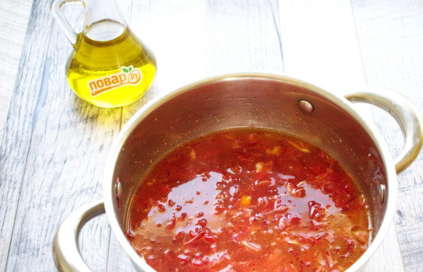 1. Этап. Легкий свекольный суп без картошки: Добавьте томатный сок. Влейте бульон так, чтобы он покрыл овощи на 1-2 см. Посолите и поперчите по вкусу. Доведите до кипения, варите до готовности свеклы и капусты в течение 15-20 минут.