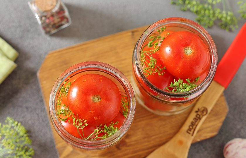 1. Этап. Маринованные помидоры с луком и чесноком на зиму: Затем максимально плотно выложите промытые помидоры. Сверху можно добавить немного укропа.