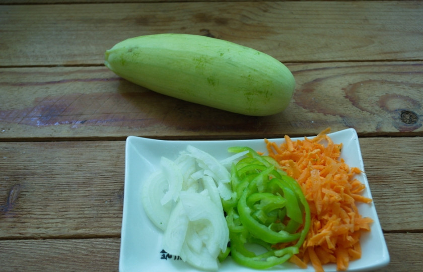 1. Этап. Индейка тушеная: Очистите лук, морковь. Лук нарезаем кубиком, морковь трем на крупную терку, а кабачок нарезаем кубиком. Я еще использовала перец.