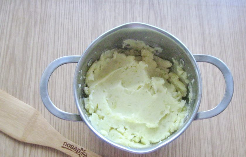 1. Этап. Гнезда с грибами в духовке: Разомните картофель с маслом до консистенции пюре.