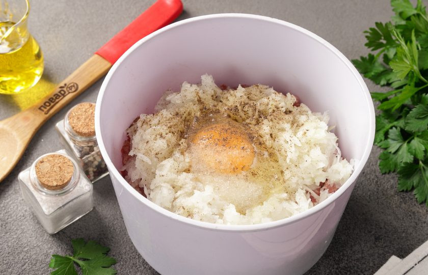1. Этап. Котлеты Тёщин рецепт: Лук пропустите через мясорубку или натрите на тёрке. Вместе с соком добавьте к фаршу. Так же добавьте яйцо, соль и специи по вкусу.