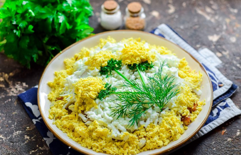 1. Этап. Салат Одуванчик с рыбными консервами: Украсьте салат желтками и зеленью, подавайте к столу.