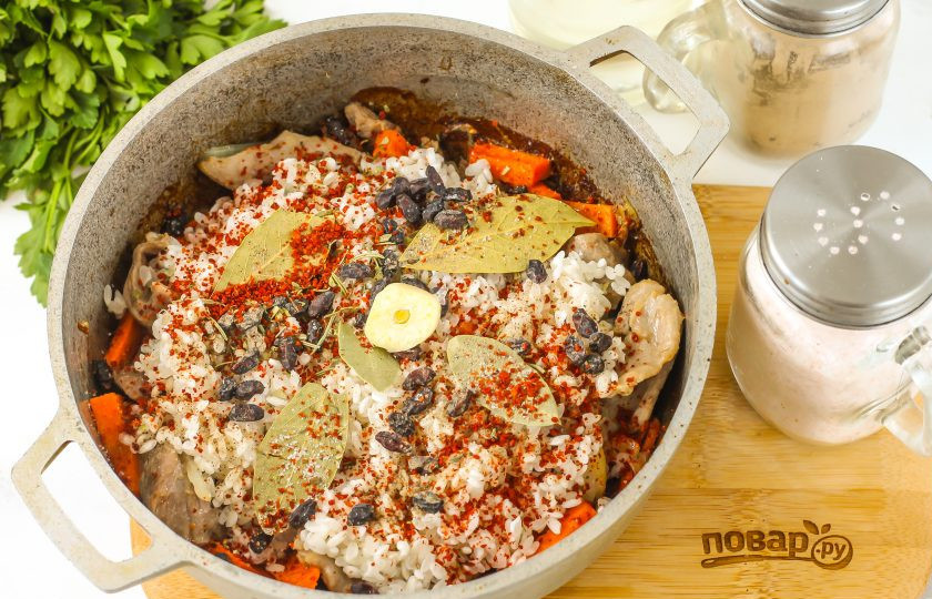 1. Этап. Чеченский плов: Посолите, поперчите, добавьте молотую сладкую паприку, молотую зиру и поместите очищенный зубчик чеснока либо половину головки, если зубчики небольшие.