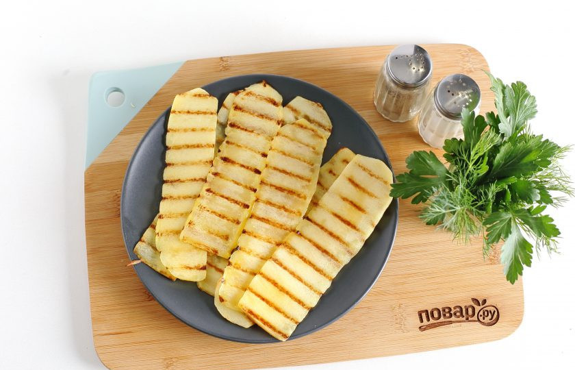 1. Этап. Рулетики из кабачков с морковью и сыром: Кабачки смажьте маслом и запеките в духовке до готовности. Можно обжарить на сковороде. Я готовила на сковороде гриль.