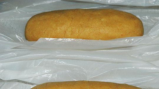 1. Этап. Печенье с сыром: Делим тесто на две части и формируем из них колбаски, диаметром 6-8 см. Заворачиваем тесто в пленку и убираем в холодильник минут на 20-30.