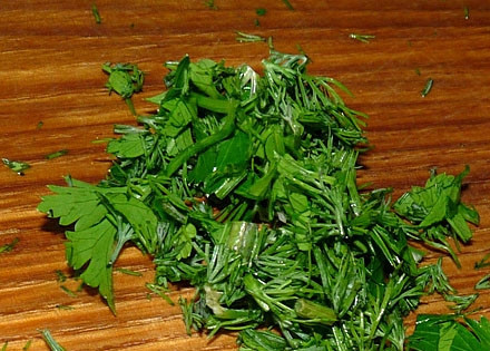 1. Этап. Чесночные шарики: 3. Измельчите зелень.