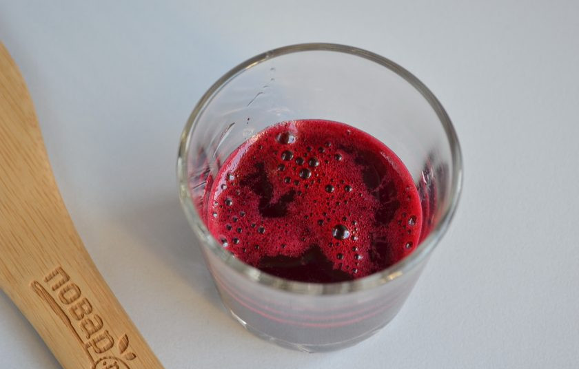 1. Этап. Плюшки Для любимых: Очистите свеклу, отожмите сок. Если нет соковыжималки, то натрите на мелкой терке свеклу и через марлю отожмите сок. Понадобится для теста 5 ст.л.