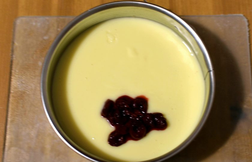 1. Этап. Тирольский пирог с вишней: Уложите корж в разъемную форму. Выложите сверху крем. Поверх крема разложите вишню без сока.