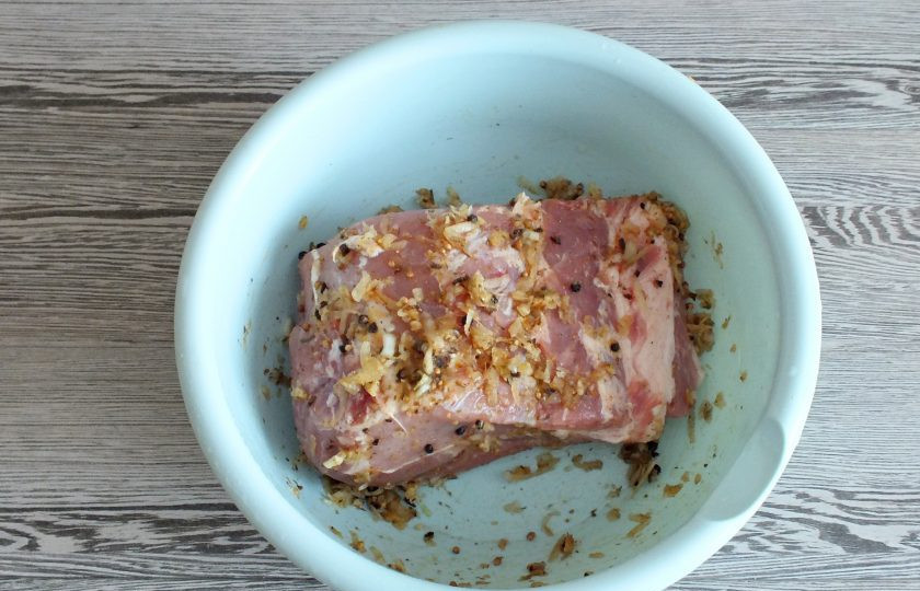 1. Этап. Буженина в вине: Вымойте мясо, промокните бумажным полотенцем. Переложите его в чашу с луком и специями. Натрите тщательно мясо со всех сторон. Оставьте при комнатной температуре на 1 час.