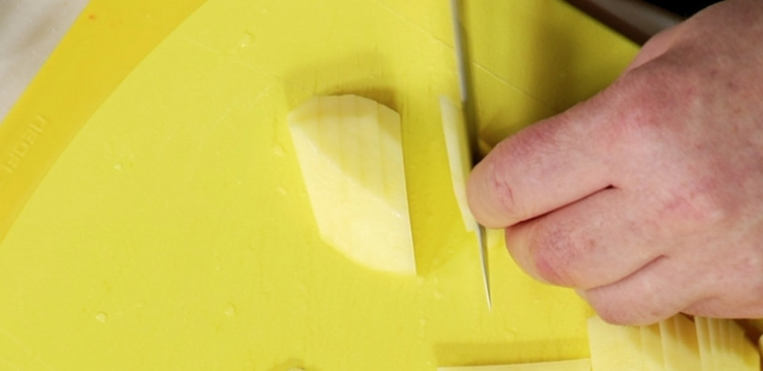 1. Этап. Суп из гребешков: 1. Картошку чистим и моем, нарезаем её небольшими кусочками. На огонь ставим кастрюлю с водой, доводим ее до кипения, после чего отправляем в воду кусочки картофеля.