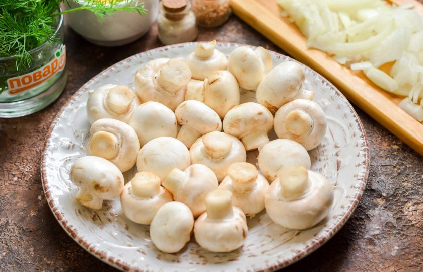 1. Этап. Грибы по-итальянски: Шампиньоны протрите влажным полотенцем. Мыть грибы под проточной водой не стоит, чтобы они не впитали лишнюю влагу.