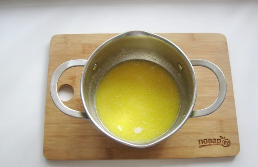 1. Этап. Японский заварной бисквит: Поставьте кастрюлю на плиту и нагрейте молоко до полного растворения масла.