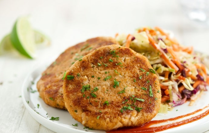 1. Этап. Тайские рыбные котлеты: 6. Подавайте котлеты с салатом и соусом Шрирача. Полейте каждую соком лайма. Приятного аппетита!