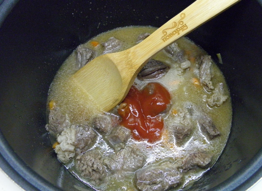 1. Этап. Тушеная говядина с черносливом: Когда мясо поменяет цвет на более светлый, влейте полтора стакана кипятка, добавьте томатный соус или пасту и перейдите в режим тушения или 