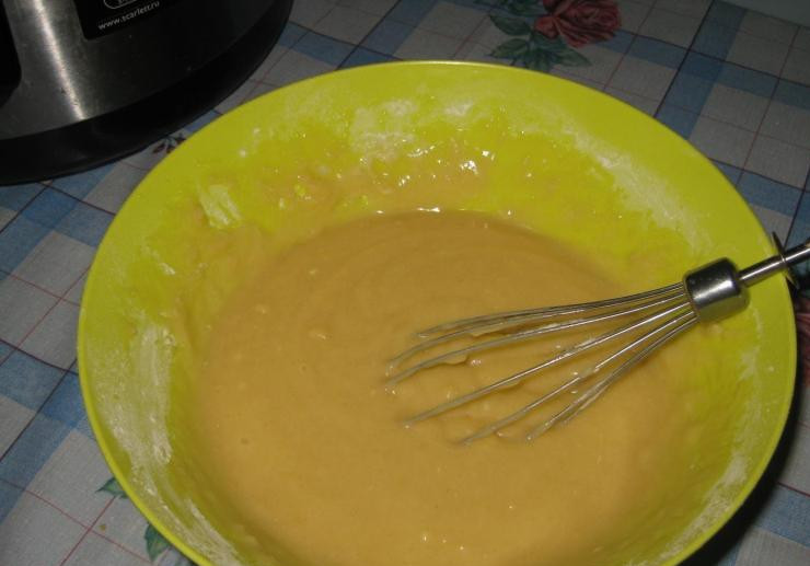 1. Этап. Пирог со смородиной в мультиварке: Тщательно перемешиваем все до образования жидкого однородного по консистенции теста.