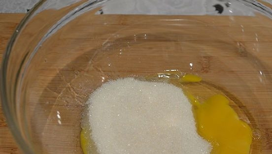 1. Этап. Пирог из варенья и кефира: В миске взбейте яйцо с сахаром не менее 5 минут. В другой посуде соедините муку с содой.