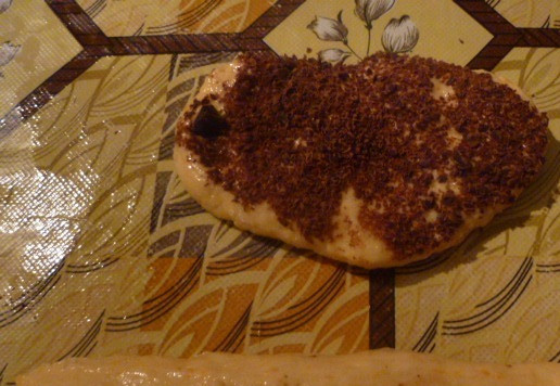 1. Этап. Тыквенные булочки и бублики: А теперь займемся формировкой бубликов. Лепешку с шоколадом превратить в длинную трубочку. Для этого края вдоль защипнуть и руками растянуть.