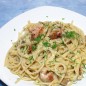 Спагетти в сливочном соусе с беконом и грибами Крупными брусками нарезаем бекон. Так же крупно режем грибы. Меленько режем лук. Далее жарим бекон до румяной корочки, затем добавляем лук. Как только лук стал прозрачным добавляем грибы, перчим, солим. Грибы жарим минут 10. Как выпарится вода, добавляем сливки и мелко порубленный укроп, протушиваем около 5 минут. Добавляем к приготовленному соусу спагетти. Посыпаем сыром. Блюдо готово, приятного аппетита :)