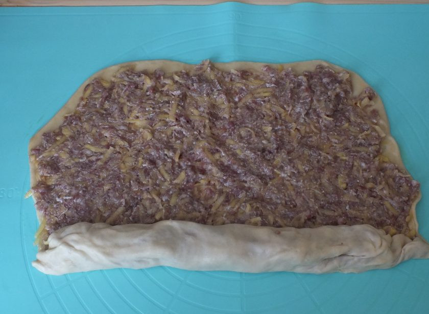 1. Этап. Бурма с мясом в духовке: Заверните аккуратно один край внутрь и сформируйте рулет.