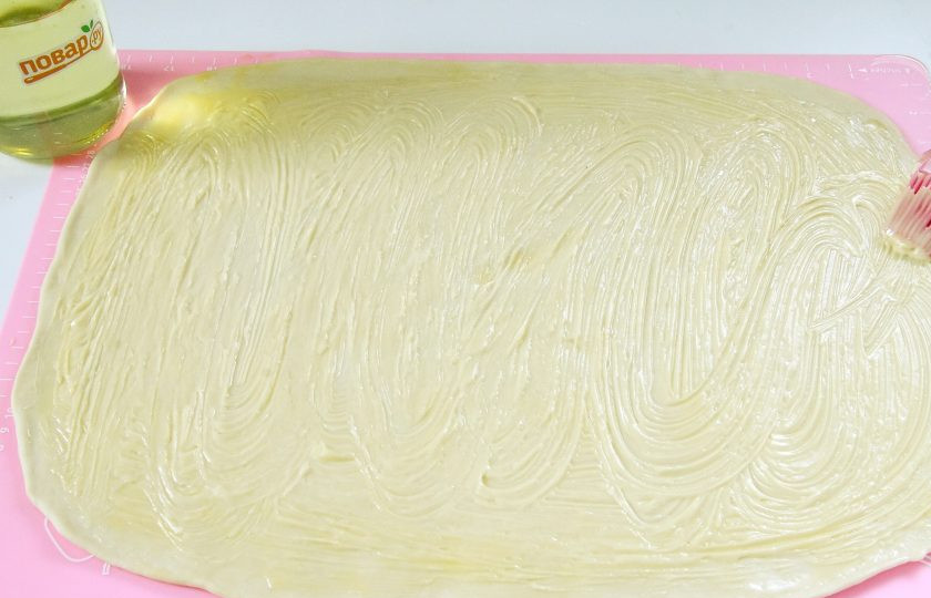 1. Этап. Узбекские слоеные лепешки: Затем раскатайте тесто в прямоугольный пласт толщиной примерно 2 мм. Смажьте тесто мягким топленым маслом.
