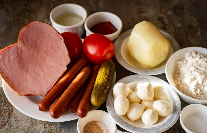 1. Этап. Пицца Виктория: Все ингредиенты очень удобно подготовить сразу.