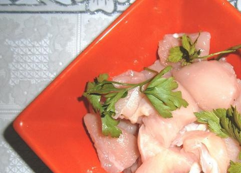 1. Этап. Куриная грудка в пароварке: Грудку помойте и нарежьтете небольшими кусочками. Мясо посолите и поперчите.