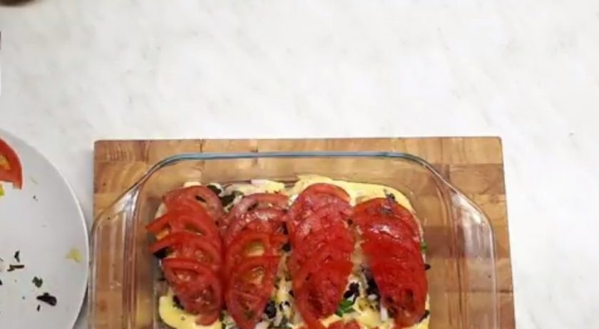 1. Этап. Тилапия запеченная (простой рецепт): 3. Смажьте рыбу соусом, выложите нарезанную зелень с чесноком, луком, каперсами и маслинами. Накройте зелень помидорами, посолите. Отправьте в разогретую духовку на 10 минут. Приятного аппетита!