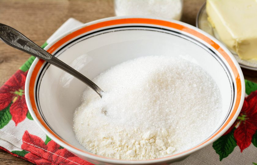 1. Этап. Торт Наполеон советский: Для крема смешайте сахар и муку.