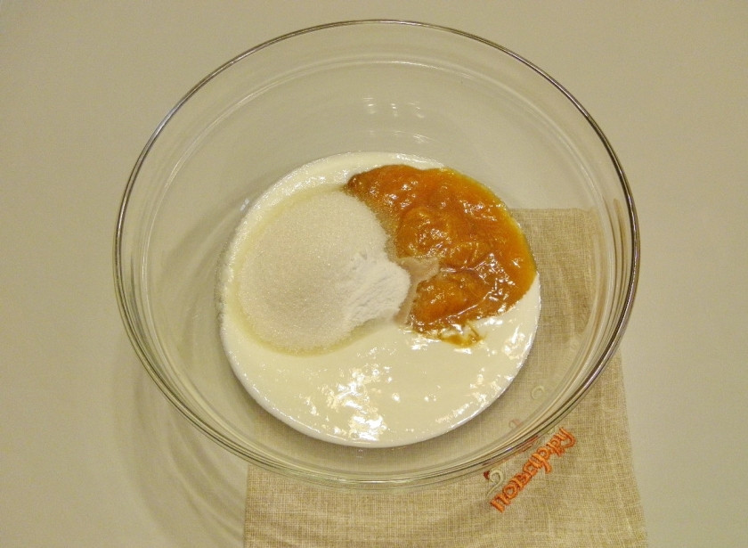 1. Этап. Кекс из варенья: Смешайте в глубокой посудине варенье с кефиром, сахаром и содой.