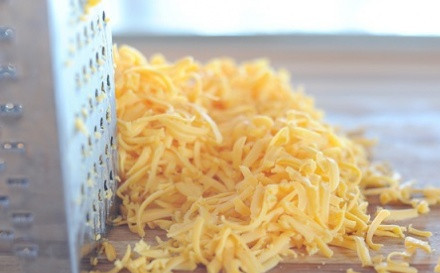 1. Этап. Щука в тесте: 3. Посолив и поперчив рыбу, отложите ее и приступите к кляру. Натрите сыр на крупной терке.