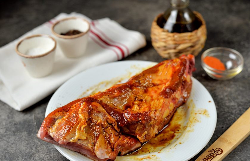 1. Этап. Свиные рёбрышки запечённые с картофелем и яблоками: Полейте оливковым маслом и соевым соусом, натрите ребрышки со всех сторон этим маринадом.