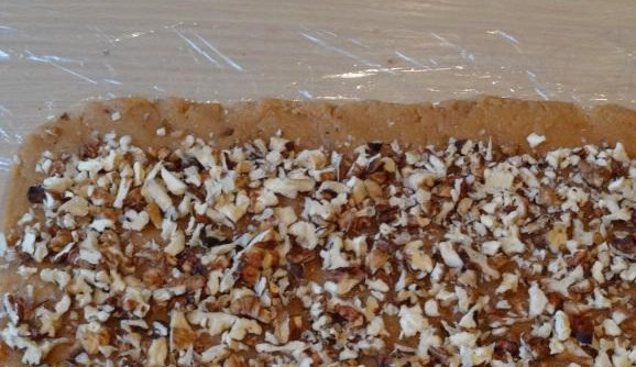 1. Этап. Армянская халва: Равномерно выложите орехи сверху.