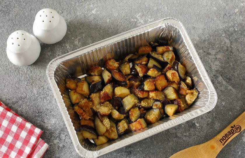 1. Этап. Горбуша с баклажанами: В форму для запекания выложите первым слоем обжаренные баклажаны. Посолите по вкусу.