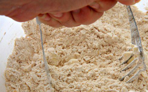 1. Этап. Имбирное печенье с клюквой: 2. Добавить кусочки сливочного масла и перемешать вилкой, пока тесто не станет рассыпчатым. Добавить клюкву и лимонную цедру, перемешать. В отдельной миске объединить пахту, патоку и ванильный экстракт.