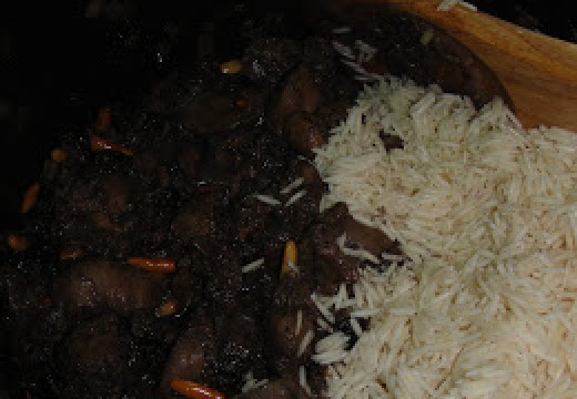 1. Этап. Плов с куриной печенью: На топленном масле обжарить лук, добавить печень, слегка обжарить. Добавить промытый рис.