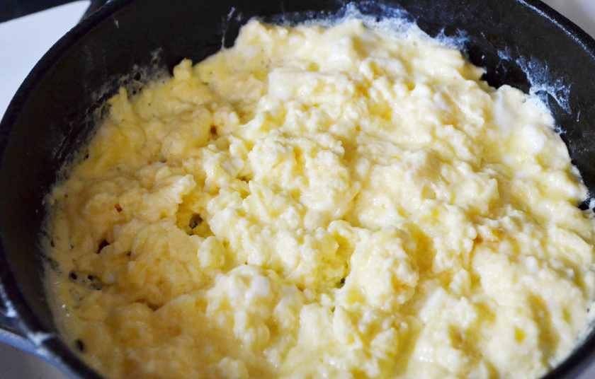 1. Этап. Булочки, фаршированные омлетом, на завтрак: На растительном масле обжаривайте омлет, периодически перемешивая вилкой, до полной готовности.